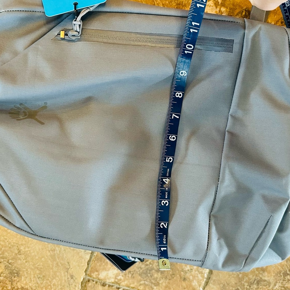 HYDRO FLASK Journey Series Hydration Backpack 20 liter Gray S/M - Picture 6 of 7